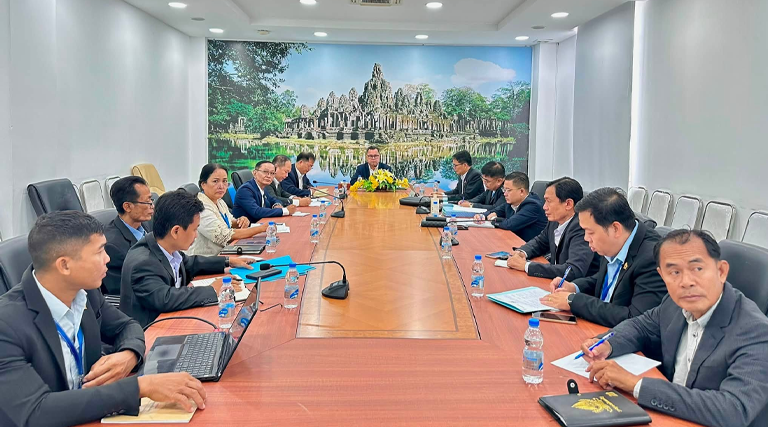 ឯកឧត្តម អ៊ុន វ៉ាល់ឡឺរ៉ូ រដ្ឋលេខាធិការក្រសួងអធិការកិច្ច និងជាប្រធានអនុក្រុមការងារពង្រឹងការងារដោះស្រាយបណ្តឹង បានអញ្ជើញដឹកនាំកិច្ចប្រជុំដើម្បីរៀបចំឯកសារជំនួយស្មារតីពាក់ព័ន្ធនឹងកម្រងសំណួររបស់រដ្ឋសភាជាតិ និងពិនិត្យផ្ទៀងផ្ទាត់លើលទ្ធផលនៃការងារដោះស្រាយបណ្ដឹងនៅអាណត្តិទី៧ នៃរដ្ឋសភា