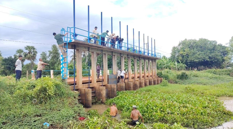 សកម្មភាពជួបប្រជុំនិងចុះពិនិត្យប្រឡាយទឹកដើម្បីសង្គ្រោះស្រូវប្រជាពលរដ្ឋរបស់មន្ទីរអធិការកិច្ចខេត្តពោធិ៍សាត់