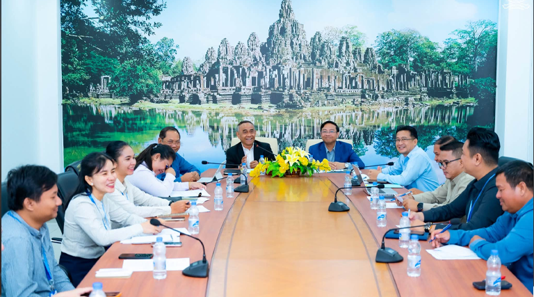 ឯកឧត្ដមបណ្ឌិត ចាប សុថារិទ្ធ និងឯកឧត្តម ប្រាក់ ផាន់ណារ៉ា រដ្ឋលេខាធិការក្រសួងអធិការកិច្ច អញ្ជើញដឹកនាំកិច្ចប្រជុំដើម្បីពិភាក្សាលើ «វឌ្ឍនភាពនៃកិច្ចសហប្រតិបត្តិការរវាងក្រសួងអធិការកិច្ច និងអធិការកិច្ចរដ្ឋាភិបាលវៀតណាម»