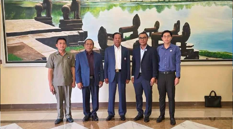 ឯកឧត្តម ឡុក ស៊ីណា អគ្គនាយក នៃអគ្គនាយកដ្ឋានរដ្ឋបាលនិងហិរញ្ញវត្ថុ និងជាប្រធានលេខាធិការដ្ឋាននៃគណៈកម្មាធិការសមាគមអតីតយុទ្ធជន និងនិវត្តជនវិស័យអធិការកិច្ច