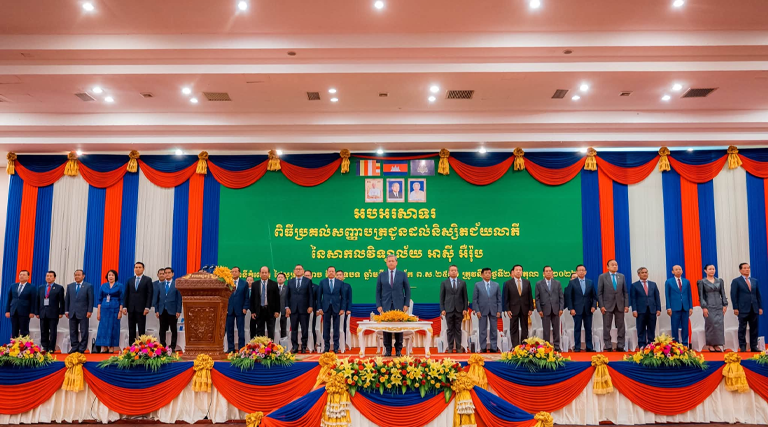 ឯកឧត្តម សុខ សូកេន រដ្ឋមន្ត្រីក្រសួងអធិការកិច្ច បានអញ្ជើញចូលរួមក្នុងពិធីប្រគល់សញ្ញាបត្រជូនដល់និស្សិតជ័យលាភី ថ្នាក់បរិញ្ញាបត្ររង ថ្នាក់បរិញ្ញាបត្រ ថ្នាក់បរិញ្ញាបត្រជាន់ខ្ពស់ ថ្នាក់បណ្ឌិត និងបណ្ឌិតកិត្តិយស នៃសាកលវិទ្យាល័យ អាស៊ី អឺរ៉ុប