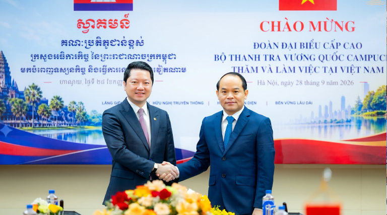 ឯកឧត្តម សុខ សូកេន រដ្ឋមន្ត្រីក្រសួងអធិការកិច្ច បានអញ្ជើញដឹកនាំគណៈប្រតិភូក្រសួងអធិការកិច្ច ជួបប្រជុំទ្វេភាគីជាមួយ ឯកឧត្តម វៀង គួក ឌ័ន (Nguyễn Quốc Đoàn) អគ្គអធិការ នៃអធិការកិច្ចរដ្ឋាភិបាលវៀតណាម ដោយមានការអញ្ជើញចូលរួមពីតំណាងទូតនៃព្រះរាជាណាចក្រកម្ពុជាប្រចាំសាធារណរដ្ឋសង្គមនិយមវៀតណាម ព្រមទាំងថ្នាក់ដឹកនាំ និងមន្រ្តីជំនាញ នៃក្រសួងអធិការកិច្ច និងអធិការកិច្ចរដ្ឋាភិបាលវៀតណាម នៅទីស្ដីការ អធិការកិច្ចរដ្ឋាភិបាលវៀតណាម