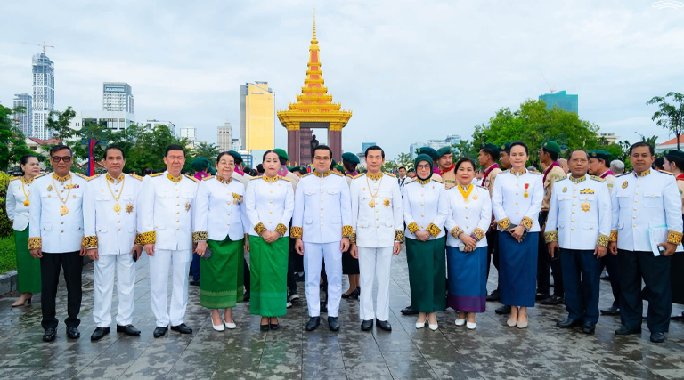 លោកជំទាវ សុខ វិឡាយ រដ្ឋលេខាធិការប្រចាំការក្រសួងអធិការកិច្ច និងជាតំណាងដ៏ខ្ពង់ខ្ពស់ ឯកឧត្តម សុខ សូកេន រដ្ឋមន្ត្រីក្រសួងអធិការកិច្ច បានអញ្ជើញដឹកនាំគណៈប្រតិភូក្រសួងអធិការកិច្ច ចូលរួមគោរពព្រះវិញ្ញាណក្ខន្ធ ព្រះករុណាព្រះបាទសម្តេច ព្រះនរោត្តម សីហនុ ព្រះមហាវីរក្សត្រ ព្រះវររាជបិតាឯករាជ្យ បូរណភាពទឹកដី និងឯកភាពជាតិខ្មែរ