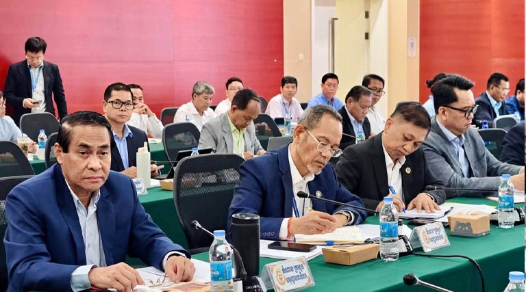 ដោយទទួលបានការអនុញ្ញាតដ៏ខ្ពង់ខ្ពស់ពី ឯកឧត្តម សុខ សូកេន រដ្ឋមន្រ្តីក្រសួងអធិការកិច្ច ឯកឧត្តម ស៊ឹម សុវណ្ណរិទ្ធិ អនុរដ្ឋលេខាធិការក្រសួងអធិការកិច្ច បានអញ្ជើញចូលរួមកិច្ចប្រជុំអន្តរក្រសួង ដើម្បីពិនិត្យ និងពិភាក្សាលើសេចក្តីព្រាងរបាយការណ៍ស្តីពីសកម្មភាពការងាររបស់រាជរដ្ឋាភិបាលនៃព្រះរាជាណាចក្រកម្ពុជា ប្រចាំខែសីហា ឆ្នាំ២០២៦