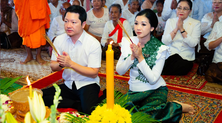 ឯកឧត្តម សុខ សូកេន រដ្ឋមន្ត្រីក្រសួងអធិការកិច្ច អនុប្រធានក្រុមការងាររាជរដ្ឋាភិបាលចុះមូលដ្ឋានខេត្តស្វាយរៀង និងជាប្រធានក្រុមការងាររាជរដ្ឋាភិបាលចុះមូលដ្ឋានស្រុករមាសហែក ព្រមទាំង លោកជំទាវ ចម ក្រស្នា បានអញ្ជើញចូលរួមក្នុងពិធីបុណ្យកាន់បិណ្ឌ បិណ្ឌទី១២ នៅវត្តទង់រាជថ្មី ស្ថិតនៅភូមិជ្រុងពពេល ឃុំម្រាម ស្រុករមាសហែក ខេត្តស្វាយរៀង