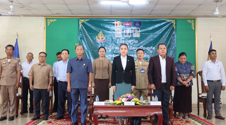 លោកជំទាវ វី ស្រីពៅ រដ្ឋលេខាធិការក្រសួងអធិការកិច្ច បានអញ្ជើញដឹកនាំគណៈប្រតិភូក្រសួងអធិការកិច្ច ចុះផ្សព្វផ្សាយច្បាប់ស្តីពីការត្រួតពិនិត្យគ្រឿងញៀន ជូនដល់កងកម្លាំងប្រដាប់អាវុធ មន្រ្តីរាជការ លោកគ្រូ អ្នកគ្រូ យុវជនសសយក កាកបាទក្រហម កាយរឹទ្ធ និងសិស្សានុសិស្ស សរុបចំនួន ៣៣១នាក់